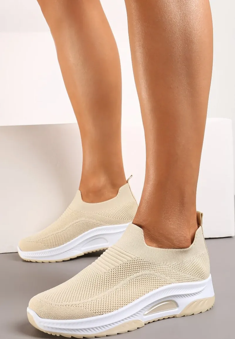 Beżowe Casualowe Buty Sportowe na Grubszej Podeszwie Ozdobione Perforacją Fiovena