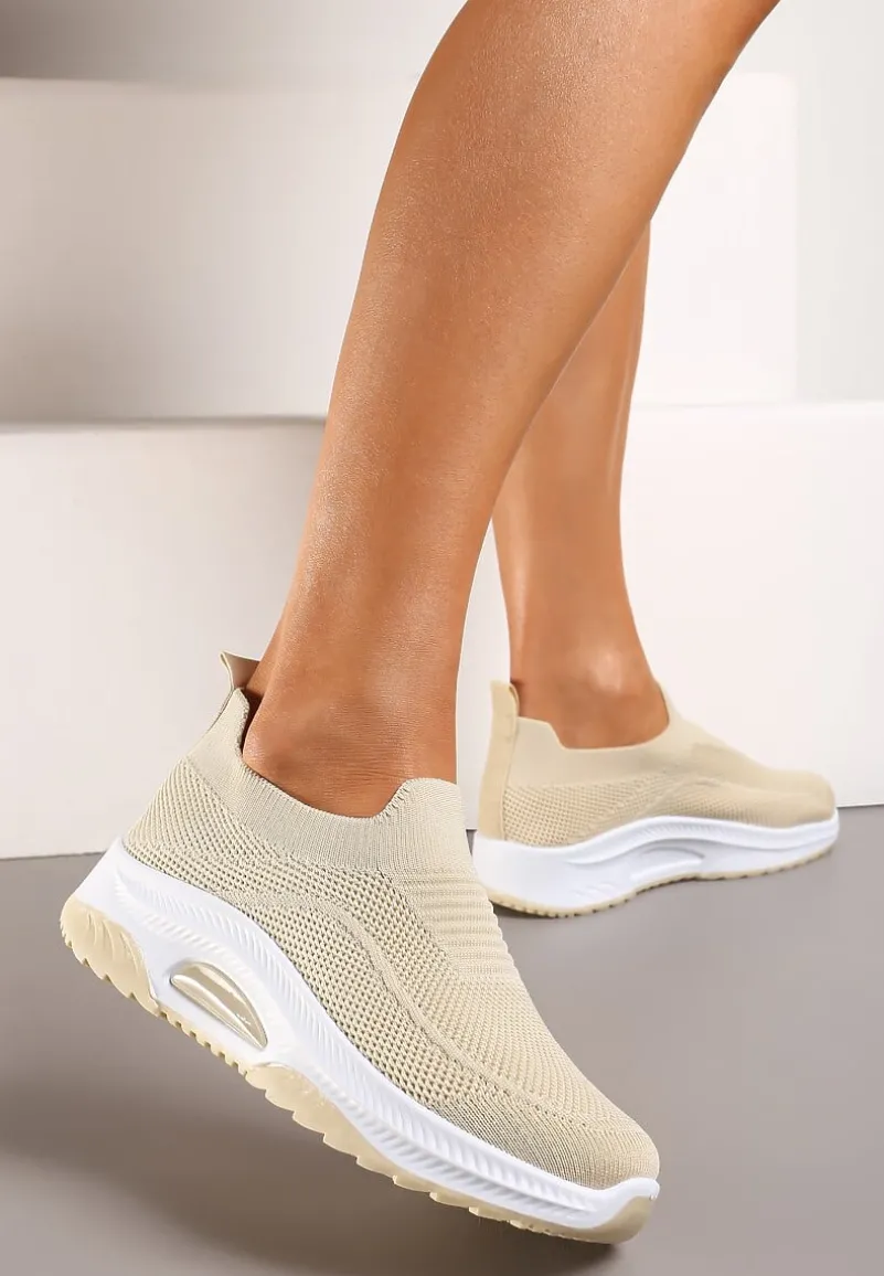 Beżowe Casualowe Buty Sportowe na Grubszej Podeszwie Ozdobione Perforacją Fiovena