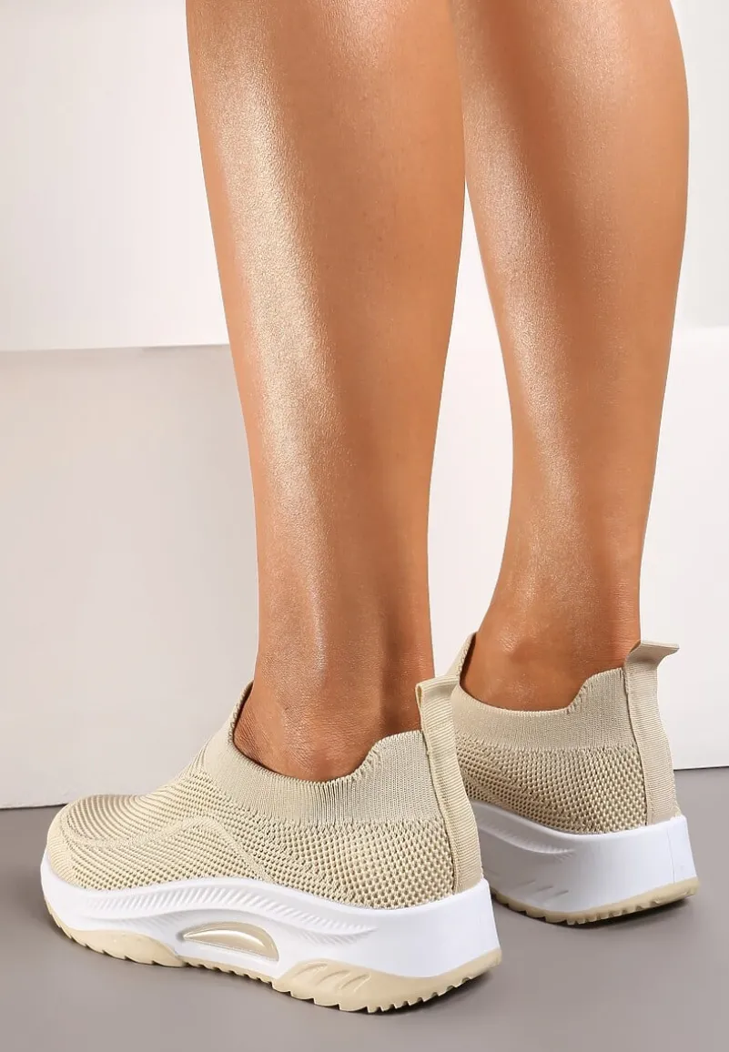 Beżowe Casualowe Buty Sportowe na Grubszej Podeszwie Ozdobione Perforacją Fiovena