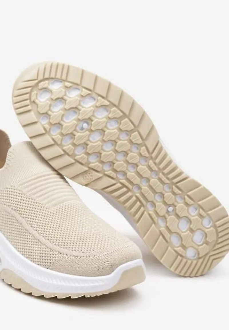 Beżowe Casualowe Buty Sportowe na Grubszej Podeszwie Ozdobione Perforacją Fiovena