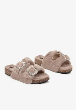 Beżowe Kapcie na Płaskiej Podeszwie z Futerkiem Cyrkoniami i Klamrami z Regulacją Arvela