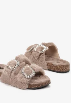 Beżowe Kapcie na Płaskiej Podeszwie z Futerkiem Cyrkoniami i Klamrami z Regulacją Arvela