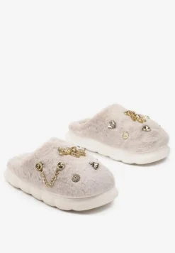Beżowe Kapcie z Futerka na Grubej Podeszwie z Naszywkami i Łańcuszkami Wyrinia