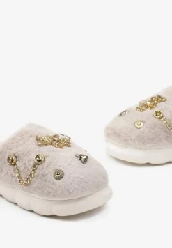 Beżowe Kapcie z Futerka na Grubej Podeszwie z Naszywkami i Łańcuszkami Wyrinia