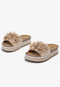 Beżowe Klapki na Podeszwie z Nitami Zdobione Kwiatową Aplikacją Althala