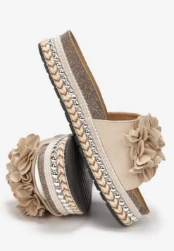 Beżowe Klapki na Podeszwie z Nitami Zdobione Kwiatową Aplikacją Althala