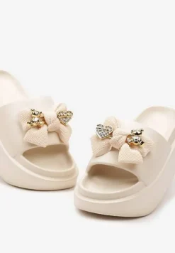 Beżowe Klapki z Pianki na Platformie z Cyrkoniami Kokardą i Metaliczną Aplikacją Risamiria