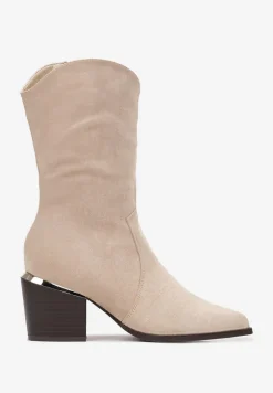 Beżowe Kowbojki Botki na Obcasie Ozdobionym Metaliczną Wstawką Magura