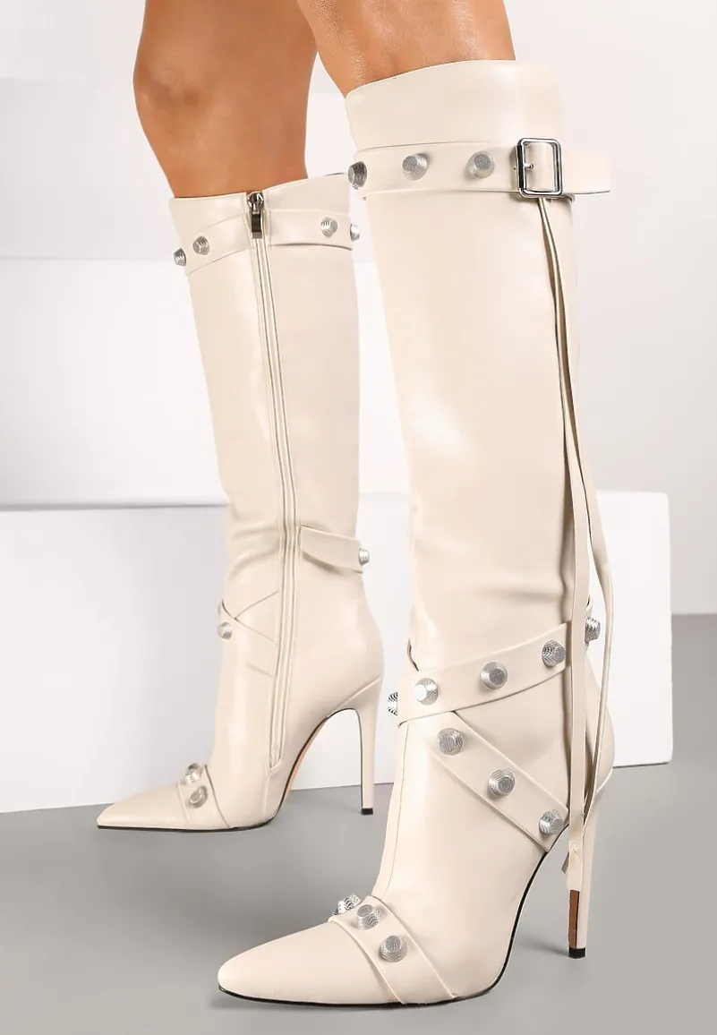 Beżowe Kozaki na Obcasie ze Szpiczastym Noskiem Zdobione Ćwiekami i Paskami przy Cholewce Zinadea