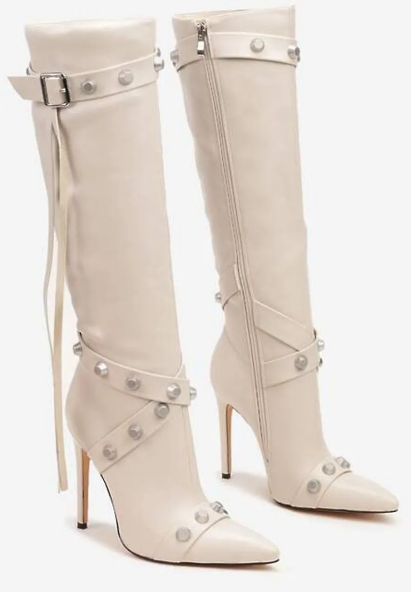 Beżowe Kozaki na Obcasie ze Szpiczastym Noskiem Zdobione Ćwiekami i Paskami przy Cholewce Zinadea