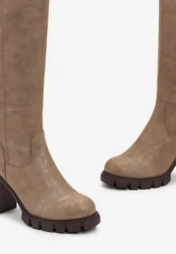 Beżowe Kozaki na Słupku i Niskiej Platformie z Protektorem Blonndra