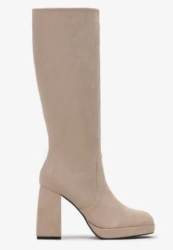 Beżowe Kozaki Przed Kolano na Wysokim Słupku i Platformie z Ekozamszu Geotta