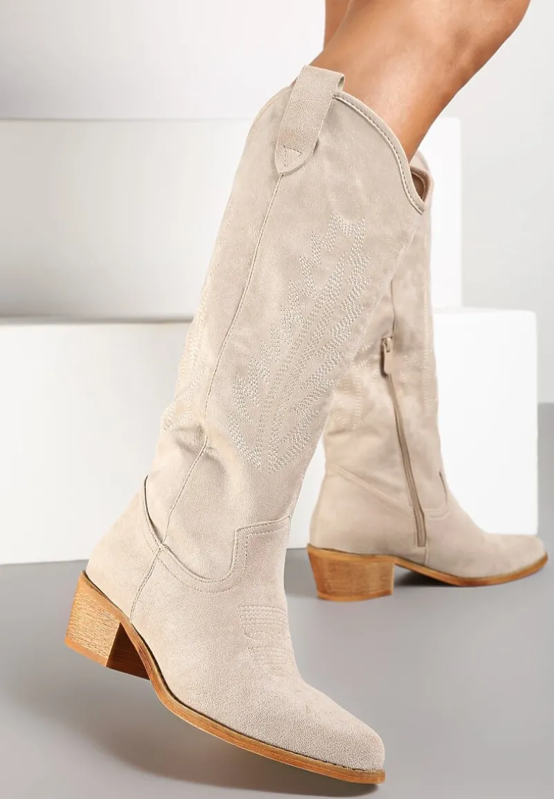 Beżowe Kozaki Typu Kowbojki z Ekozamszu Ozdobione Haftem przy Cholewce Narilira