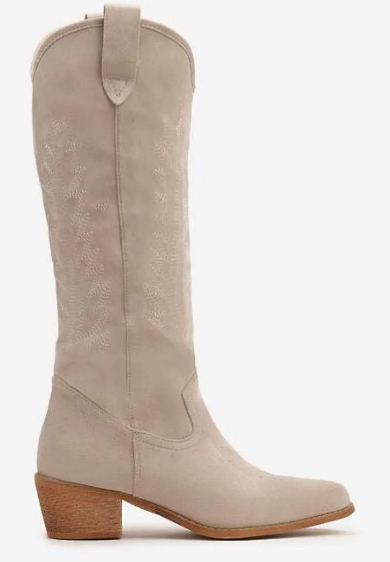 Beżowe Kozaki Typu Kowbojki z Ekozamszu Ozdobione Haftem przy Cholewce Narilira