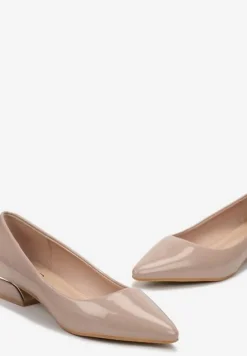 Beżowe Lakierowane Wsuwane Czółenka na Płaskim Obcasie z Noskiem w Szpic Sakane