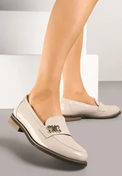 Beżowe Mokasyny Lakierowane z Metaliczną Ozdobą Nilionis
