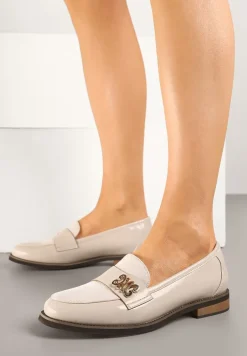 Beżowe Mokasyny Lakierowane z Metaliczną Ozdobą Nilionis