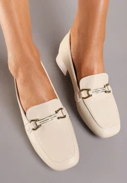 Beżowe Mokasyny na Płaskim Słupku z Klamrą z Cyrkoniami Haloena