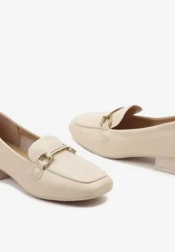 Beżowe Mokasyny na Płaskim Słupku z Klamrą z Cyrkoniami Haloena
