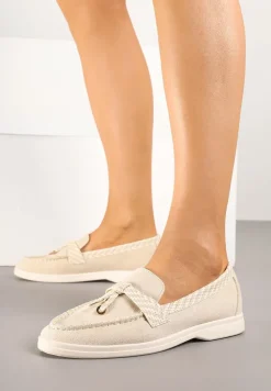 Beżowe Mokasyny Ozdobione Metalicznymi Aplikacjami i Geometrycznym Wzorem Raviloria