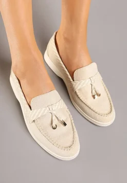 Beżowe Mokasyny Ozdobione Metalicznymi Aplikacjami i Geometrycznym Wzorem Raviloria