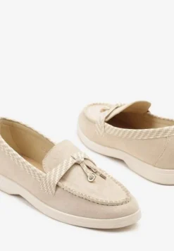 Beżowe Mokasyny Ozdobione Metalicznymi Aplikacjami i Geometrycznym Wzorem Raviloria