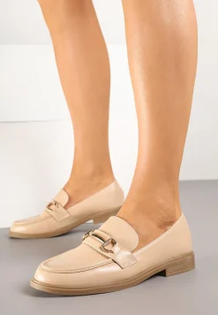 Beżowe Mokasyny w Klasycznym Stylu Zdobione Metaliczną Aplikacją Ralvia