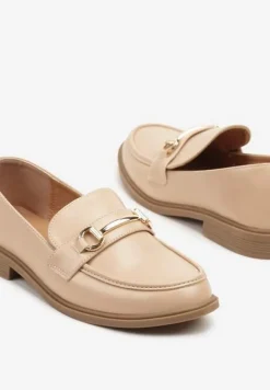Beżowe Mokasyny w Klasycznym Stylu Zdobione Metaliczną Aplikacją Ralvia