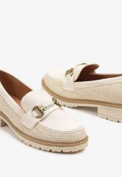 Beżowe Mokasyny z Metaliczną Ozdobą i Plecioną Cholewką z Rafii Ralzivia