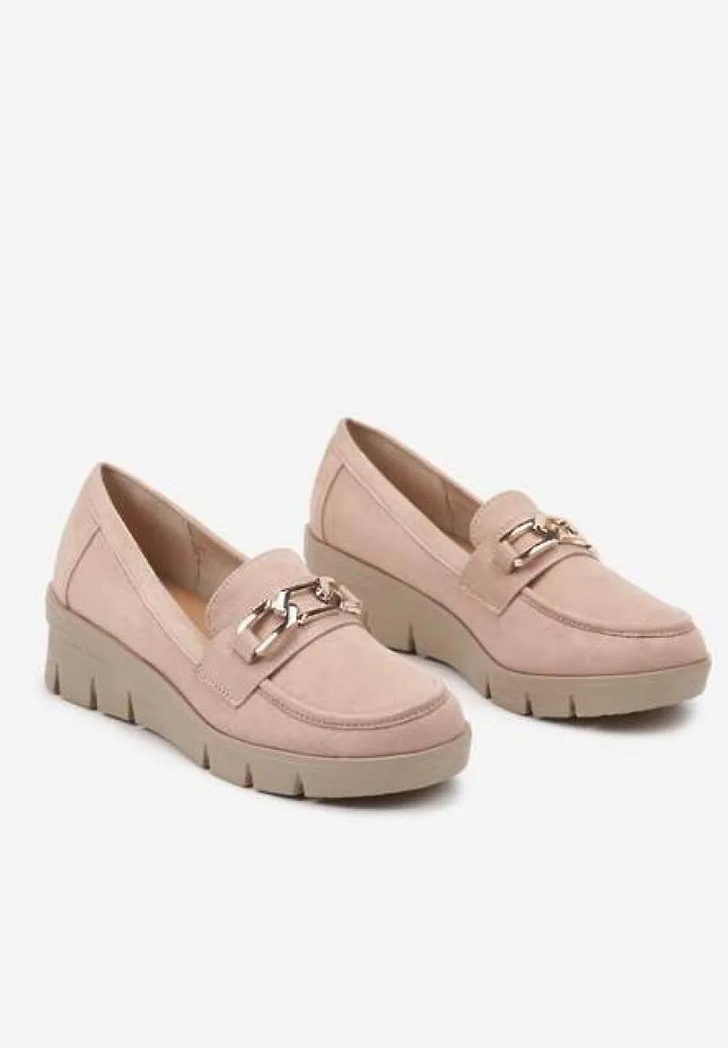 Beżowe Półbuty Mokasyny na Koturnie z Tłoczeniem i Wkładką ze Skóry Naturalnej i Łańcuchem Cariella