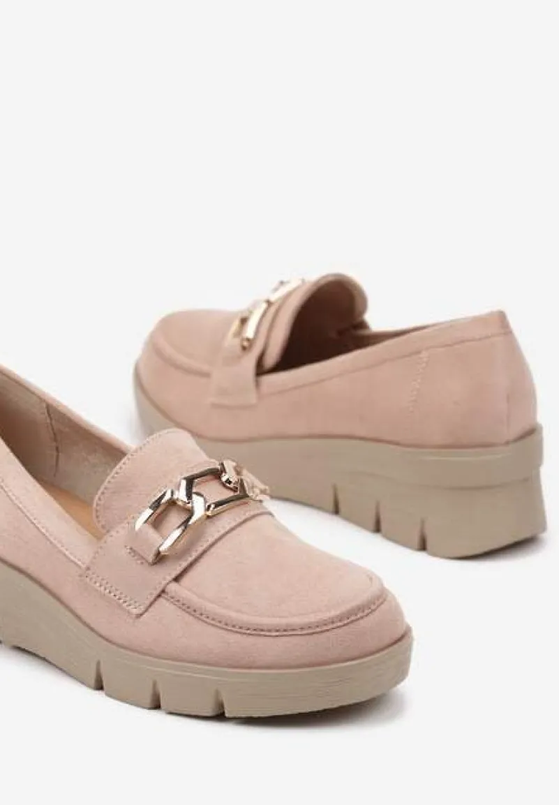 Beżowe Półbuty Mokasyny na Koturnie z Tłoczeniem i Wkładką ze Skóry Naturalnej i Łańcuchem Cariella