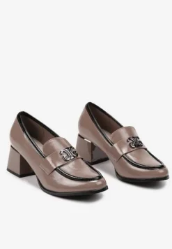 Beżowe Półbuty na Słupku w Stylu Loafersów z Metaliczną Aplikacją i Skórzaną Wkładką Tinolyn