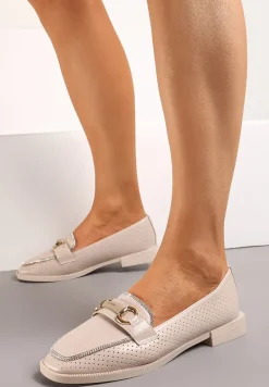 Beżowe Półbuty w Stylu Loafersów z Perforacją Drobnymi Cyrkoniami i Klamrą Keryth