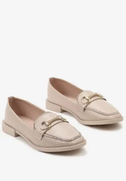 Beżowe Półbuty w Stylu Loafersów z Perforacją Drobnymi Cyrkoniami i Klamrą Keryth