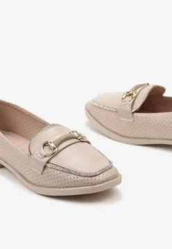 Beżowe Półbuty w Stylu Loafersów z Perforacją Drobnymi Cyrkoniami i Klamrą Keryth