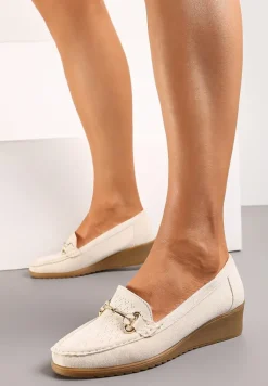 Beżowe Półbuty w Stylu Mokasynów na Koturnie z Ozdobną Metalową Klamrą Tirensa