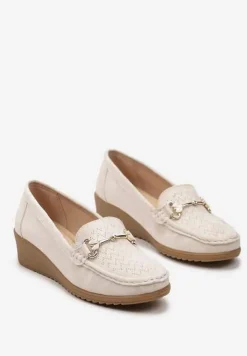 Beżowe Półbuty w Stylu Mokasynów na Koturnie z Ozdobną Metalową Klamrą Tirensa