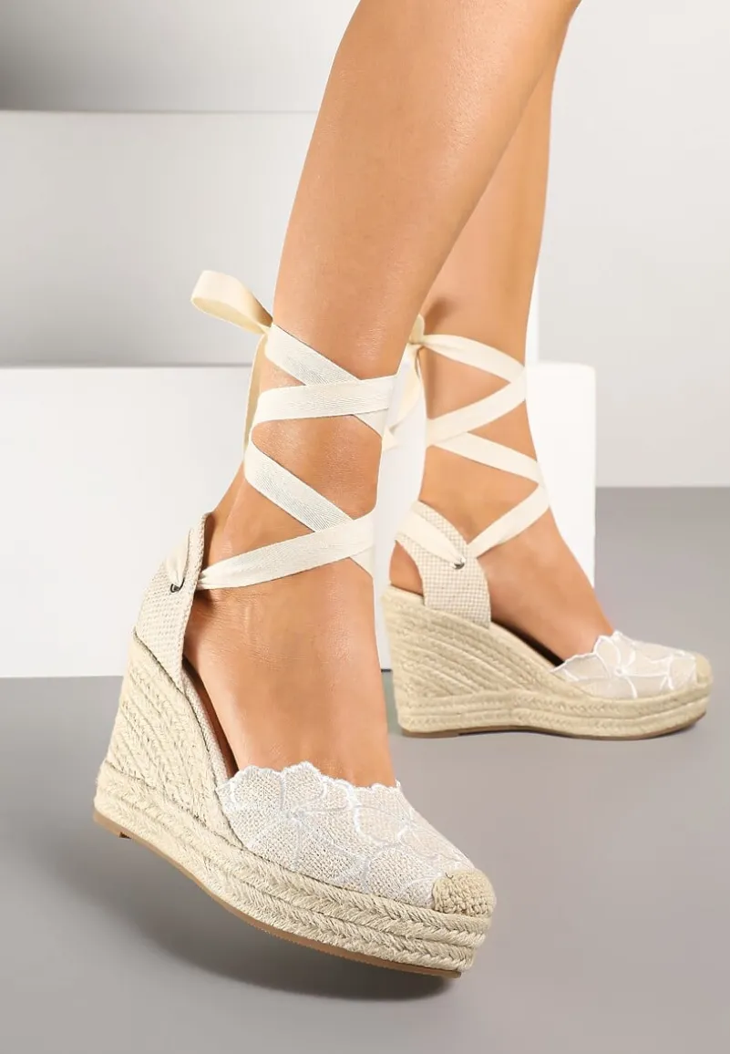 Beżowe Sandały na Koturnie z Plecionki z Haftem i Ozdobnym Wiązaniem Mevolina
