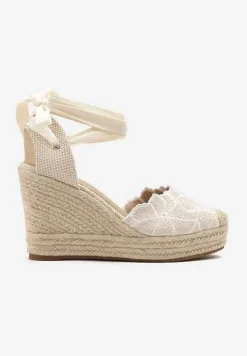 Beżowe Sandały na Koturnie z Plecionki z Haftem i Ozdobnym Wiązaniem Mevolina