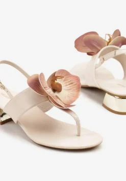 Beżowe Sandały w Stylu Japonek Vices na Niskim Słupku z Kwiatowym Zdobieniem Natrina