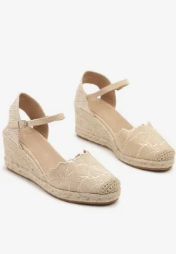 Beżowe Sandały z Ozdobnym Haftem z Kwiatami na Plecionym Koturnie Soridelle