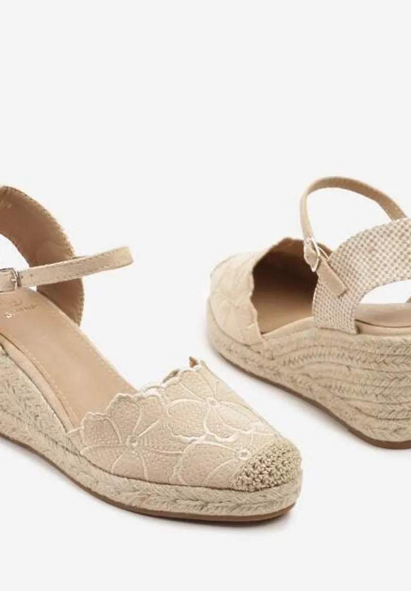 Beżowe Sandały z Ozdobnym Haftem z Kwiatami na Plecionym Koturnie Soridelle