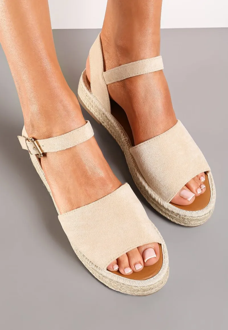 Beżowe Sandały z Plecioną Podeszwą i Zapięciem Wokół Kostki Lornia