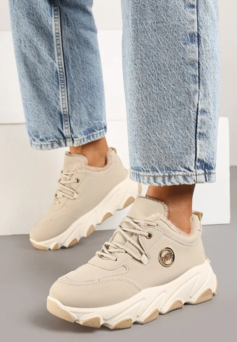 Beżowe Sneakersy na Platformie z Metaliczną Ozdobą i Geometrycznym Motywem Delasiel