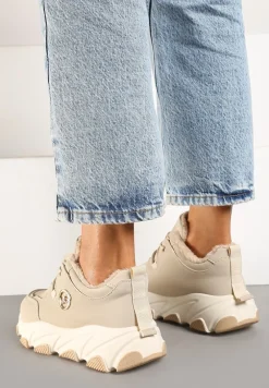 Beżowe Sneakersy na Platformie z Metaliczną Ozdobą i Geometrycznym Motywem Delasiel
