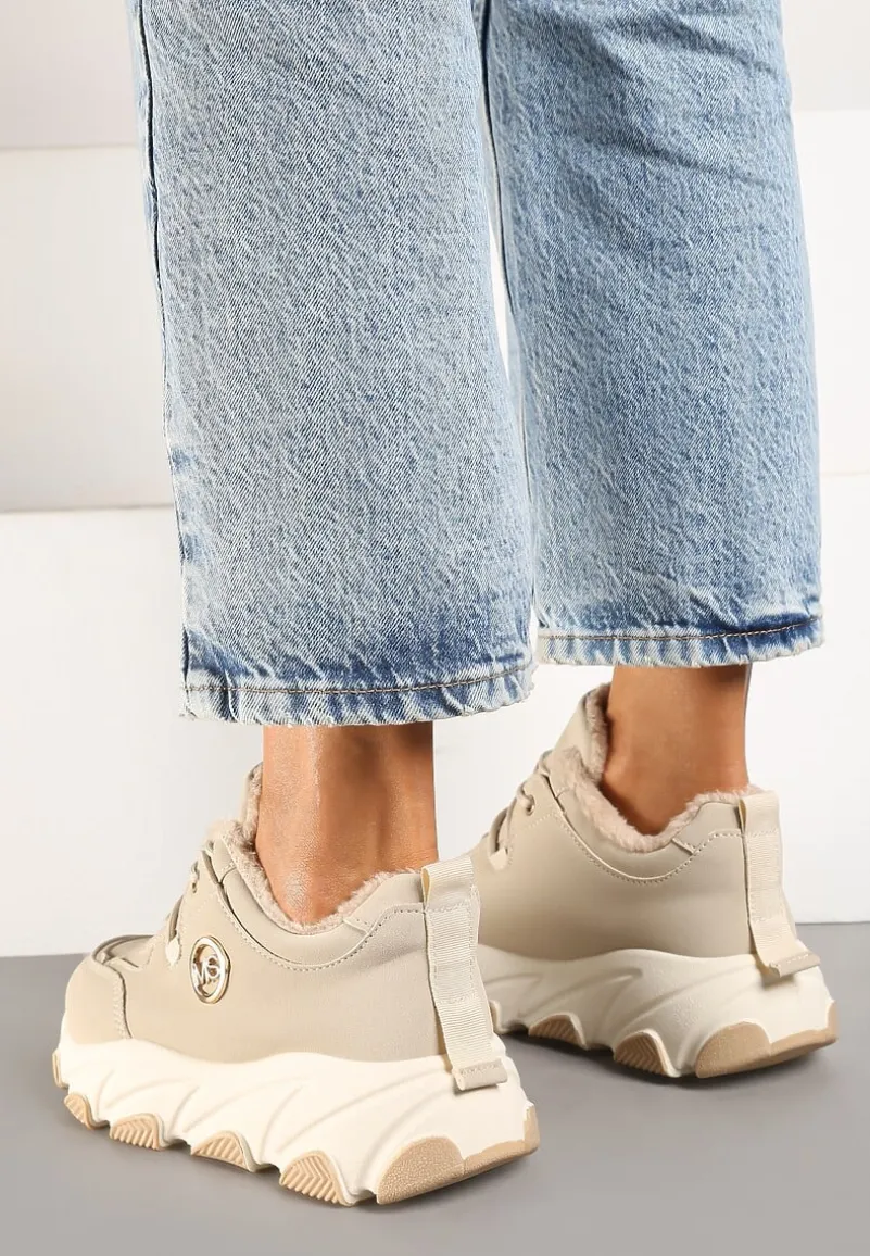 Beżowe Sneakersy na Platformie z Metaliczną Ozdobą i Geometrycznym Motywem Delasiel