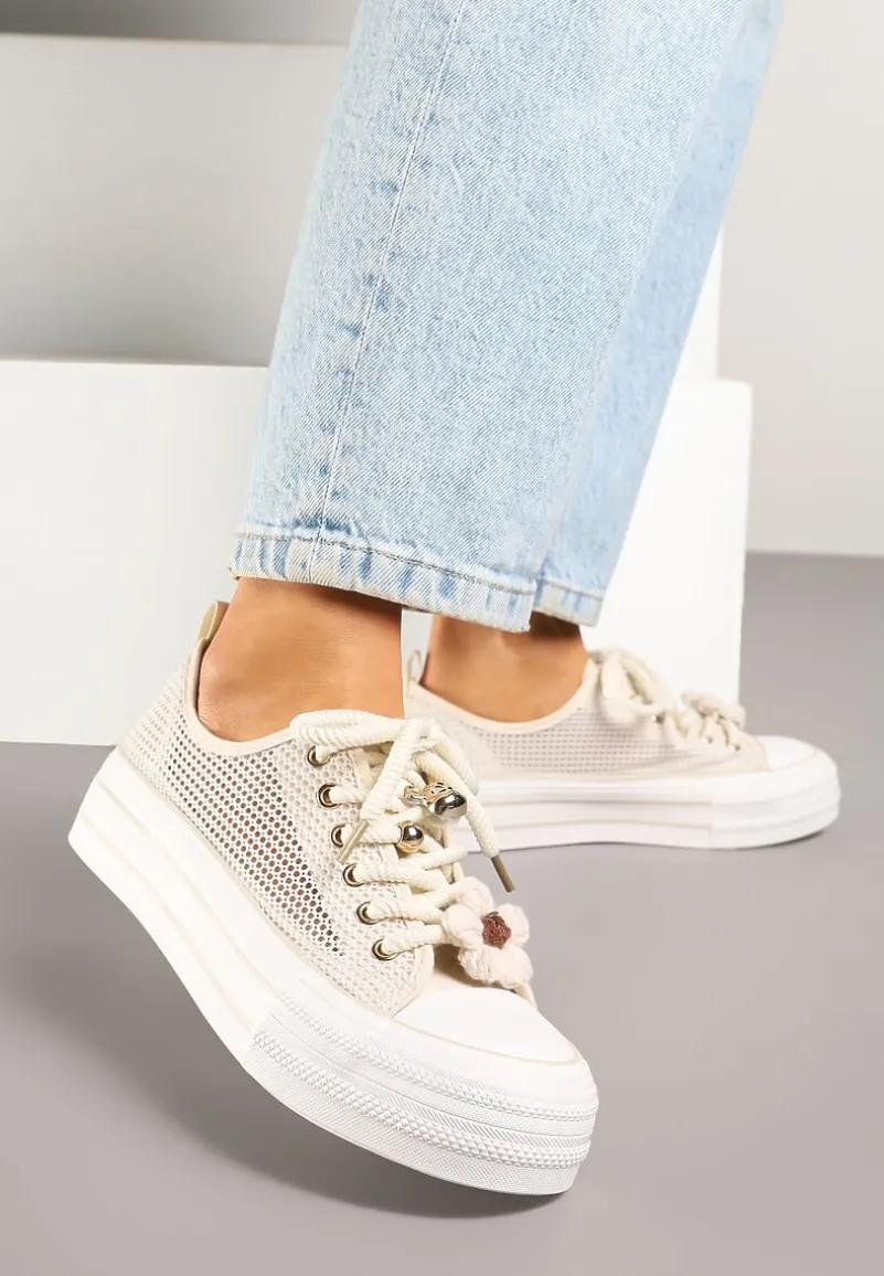 Beżowe Trampki na Platformie z Ażurową Cholewką i Aplikacjami 3D Leniri