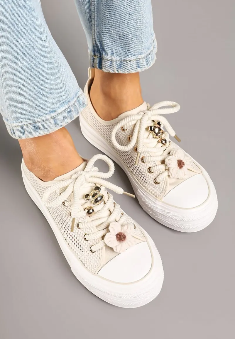 Beżowe Trampki na Platformie z Ażurową Cholewką i Aplikacjami 3D Leniri