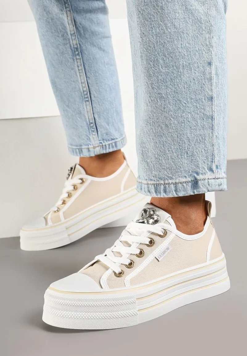 Beżowe Trampki na Platformie z Biżuteryjną Aplikacją Flortewis