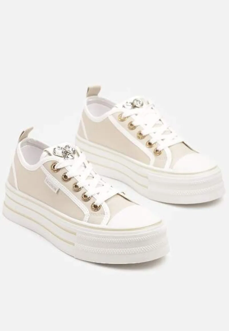 Beżowe Trampki na Platformie z Biżuteryjną Aplikacją Flortewis